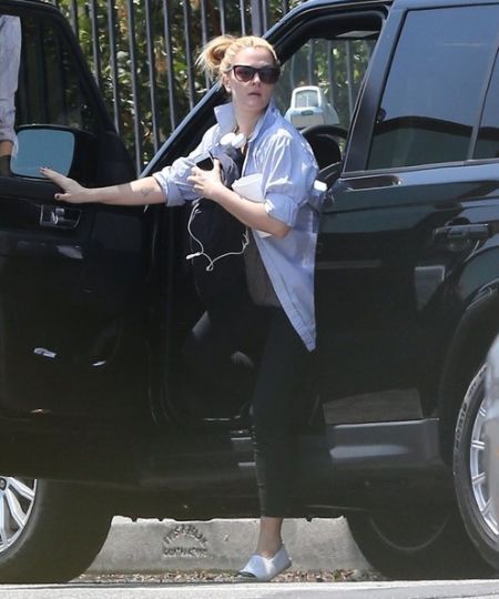 drew getting out of her car in gym clothes 